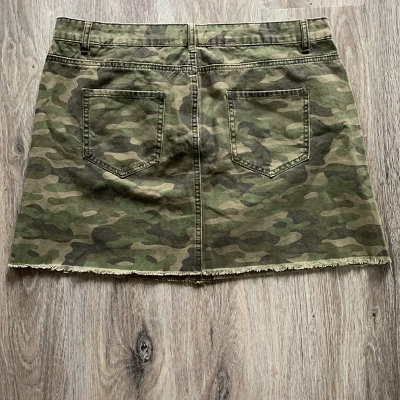 Camouflage Skirt Size Large - Picture 8 of 10